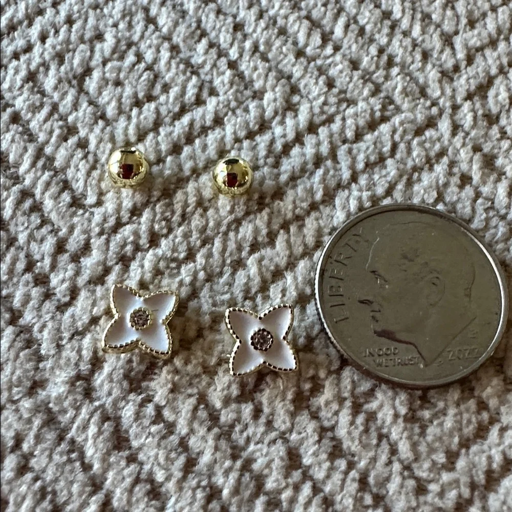 Four Clover elegant Cream Flower Post Earrings